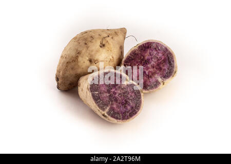 Les patates douces d'okinawa sur fond blanc Banque D'Images