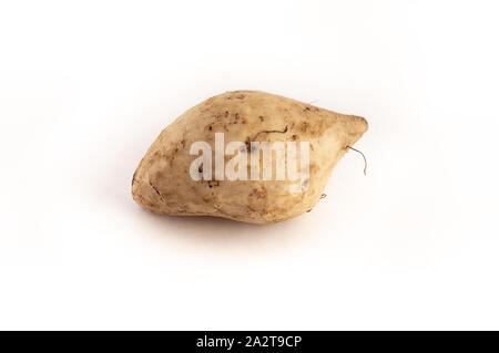 Les patates douces d'okinawa sur fond blanc Banque D'Images