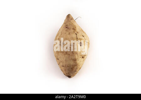 Les patates douces d'okinawa sur fond blanc Banque D'Images