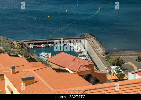 Vue aérienne des montagnes vers le principal port de l'île de La Gomera. Les toits colorés et maisons de la pente du volcan à San Sebastian de la Gomera, S Banque D'Images