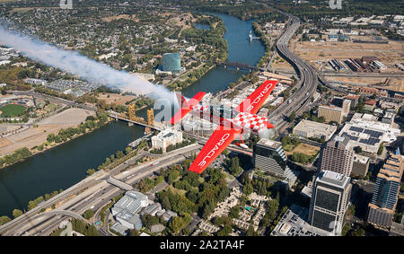 Mather, CA, USA. 3e oct, 2019. Pilote de l'équipe Oracle Sean D. Tucker vole le Challenger Oracle III avec l'EAA Young Eagle Jonas Wagner au centre à partir de l'aéroport Mather le jeudi 3 octobre 2019 à Sacramento. Crédit : Paul Kitagaki Jr./ZUMA/Alamy Fil Live News Banque D'Images