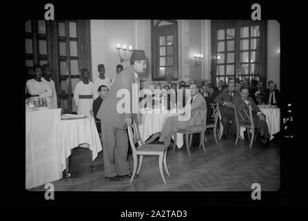 Réception à l'hôtel King David, le 16 octobre '40 pour les Egyptiens Ibrahim el-Mazuri & . Groupe Table à l'écoute de l'homme faire un discours Banque D'Images