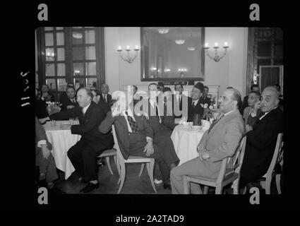 Réception à l'hôtel King David, le 16 octobre '40 pour les Egyptiens Ibrahim el-Mazuri & . Groupe Table à l'écoute de discours faits par les clients égyptien Banque D'Images