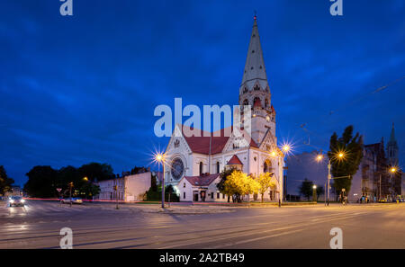 Église évangélique de St. Mateusz au crépuscule situé sur la rue Piotrkowska à Lodz, Pologne Banque D'Images