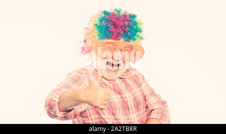 Drôle de vie. Plaisir et de divertissement. Grand-père comique concept. Belle blague. Grand-père toujours amusant. Homme barbu cheerful senior personne porter des lunettes et perruque colorée. Personnes âgées clown. Avoir du plaisir. Banque D'Images