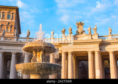 Colonnes de la Place Saint Pierre du Vatican, la lumière au coucher du soleil du soir Banque D'Images