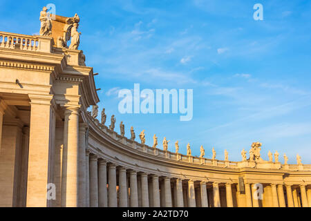 Colonnes de la Place Saint Pierre du Vatican, la lumière au coucher du soleil du soir Banque D'Images