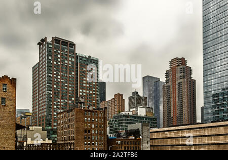 New York City, États-Unis, mai 2019, vue sur les gratte-ciels de la 11th Ave et de la 45th St W lors d'une journée passée dans Hell's Kitchen Banque D'Images