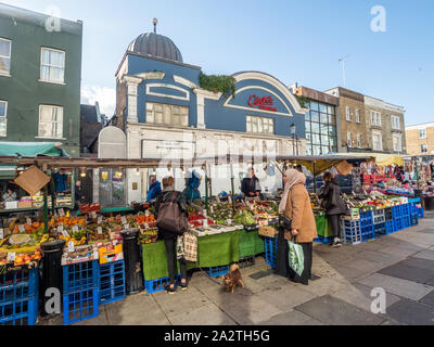 Fruit et Veg à vendre sur un marché sur la route de Portabello, Notting Hill, Londres.Behind est la façade bleue de Electric Cinema. Banque D'Images