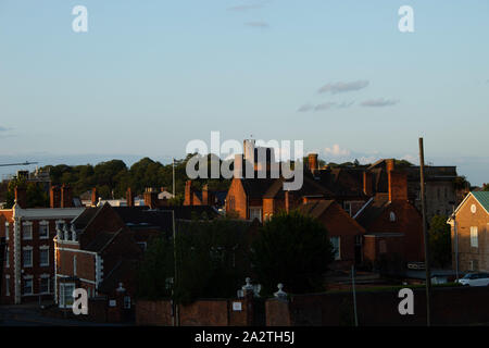 Château de Dudley sur le dessus de la colline et Dudley ville, maisons en briques. Banque D'Images