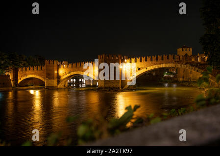 Castlevecchio Pont sur l'Adige à Vérone dans la nuit, Italie Banque D'Images