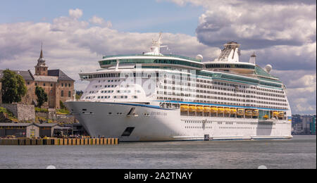 OSLO, Norvège - Explorer des mers, un navire de croisière Royal Caribbean, amarré au bord de la forteresse, Oslo. Banque D'Images