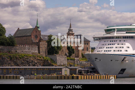 OSLO, Norvège - Explorer des mers, un navire de croisière Royal Caribbean, amarré au bord de la forteresse, Oslo. Banque D'Images