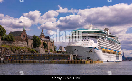 OSLO, Norvège - Explorer des mers, un navire de croisière Royal Caribbean, amarré au bord de la forteresse, Oslo. Banque D'Images