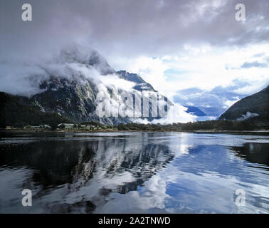 La Nouvelle-Zélande. Milford Sound. (Piopiotahi) Banque D'Images