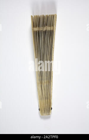 Ventilateur, l'ivoire, tissu, 12-9/16 x 7-1/4 x 1 in., Art asiatique Banque D'Images
