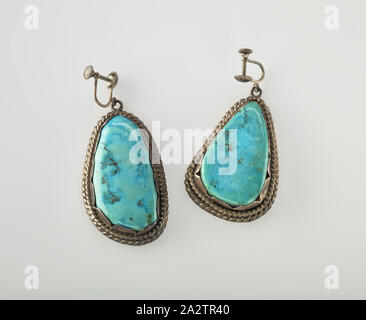 Paire de boucles, peuple Navajo, 1950-1970, turquoise, argent, A) 2-3/8 x 1-1/4 x 3/8 in. B) 2-1/8 x 1-1/4 x 1/2 in., des arts autochtones des Amériques Banque D'Images