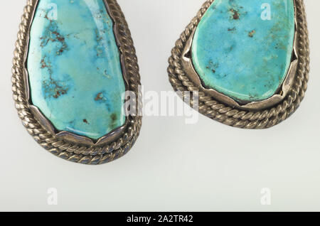 Paire de boucles, peuple Navajo, 1950-1970, turquoise, argent, A) 2-3/8 x 1-1/4 x 3/8 in. B) 2-1/8 x 1-1/4 x 1/2 in., des arts autochtones des Amériques Banque D'Images