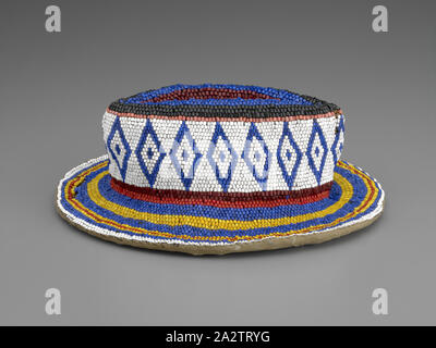 Chef's Hat, Pende, 1930-1960, fibres, verre, L : 11-1/2 in., du textile et des arts de la mode Banque D'Images