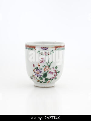 Tasse de thé, de porcelaine du 18ème siècle, avec multi-colored glaze, 2-7/16 x 2-1/4 (diam.), Art Asiatique. Banque D'Images