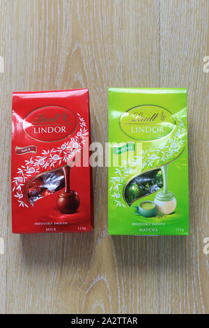 Close up de Lindt Lindor Lait Lait et Chocolat saveur Matcha Banque D'Images