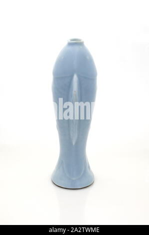 Vase poisson, dynastie des Qing, la dynastie des Qing, La porcelaine à glaçure bleu-gris, 9-3/4 x 6-1/4 x 3 in., Art asiatique Banque D'Images