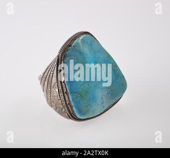 Bracelet, peuple Navajo, 1950-1970, turquoise, argent, 3 x 2-7/8 x 2-1/2 in., des arts autochtones des Amériques Banque D'Images