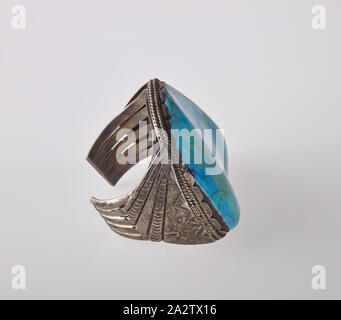 Bracelet, peuple Navajo, 1950-1970, turquoise, argent, 3 x 2-7/8 x 2-1/2 in., des arts autochtones des Amériques Banque D'Images