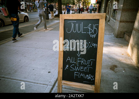 Vaping un magasin à New York vendredi, 27 Septembre, 2019 promotions son inventaire de Juul aromatisé dosettes avant l'interdiction sur les fournitures à saveur vaping entrer en vigueur le 4 octobre. (© Richard B. Levine) Banque D'Images