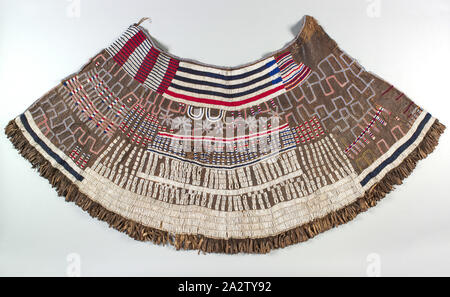 Jupe pour jeune femme, 1940-1980, les Iraqws, Cuir, perles de verre et laiton, métal cloches, 35 x 67-1/2 po., l'Art Africain Banque D'Images