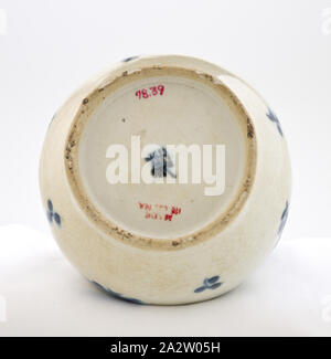 Vase, dynastie Ming, dynastie Ming, 1621-1627, porcelaine, le décor sous glaçure, 10-1/4 x 3-13/16 (diam.), Art Asiatique. Banque D'Images