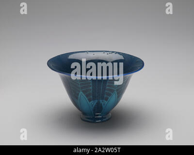 Bol, Rookwood Pottery, fabricant (américain), Arthur Conant, décorateur (1889-1966), 1916, en faïence, porcelaine, émail mou 4 x 6-5/8 x 6-5/8 po., impressionné, dessous : RP [lettres conjoined entouré sur le dessus et sur les côtés, 14 dash court ou de flammes marques], XVI, • 226Ce, [P] côté signé avec monogramme, dessous, le bord intérieur de la base : [C] dans un rectangle, les arts décoratifs Banque D'Images