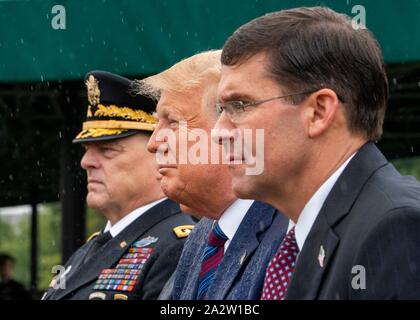 Président américain Donald Trump, centre, au cours d'une cérémonie marquant le départ à la retraite de Président sortant de l'état-major général Joseph Dunford et l'altitude de nouveau président Le Général Mark Milley, gauche, au champ, Summerall Joint Base Myer-Henderson Hall le 30 septembre 2019 à Arlington, en Virginie. Assis de gauche à droite sont : Le Général Mark Milley, président Donald Trump, et le secrétaire à la défense, Mark Esper. Banque D'Images