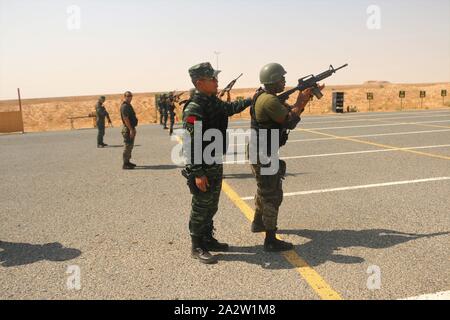 (191003) -- le gouvernorat de FARWANIYA (Koweït), le 3 octobre 2019 (Xinhua) -- La Police armée du peuple chinois Force (FCPA) membres du groupe de formation de la Garde nationale Koweït enseigner (KNG) compétences de tir des soldats dans un camp militaire dans le gouvernorat de Farwaniya, Koweït, le 25 septembre 2019. Au cours du dernier mois, sept agents de la Police armée du peuple chinois Force (FCPA) formé de la Garde nationale du Koweït (KNG) Soldats en tournage et tactiques de combat. (Photo de Niu Yuxi/Xinhua) POUR ALLER AVEC 'caractéristique : Kung Fu chinois ouvre un nouveau chapitre pour China-Kuwait échanges militaires" Banque D'Images