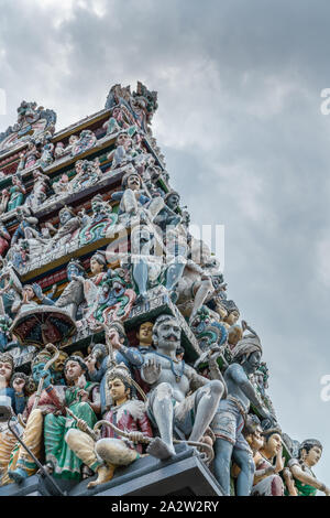 Singapour - Mars 22, 2019 : Sri Mariamman Temple Hindou sur South Bridge Road. Gros plan du détail de la tour Gopuram montre beaucoup de statues de couleur avec D Banque D'Images