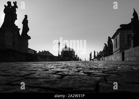 Le pont Charles à Prague, Tchéquie. Tôt le matin durant les heures d'or, sur le terrain Banque D'Images