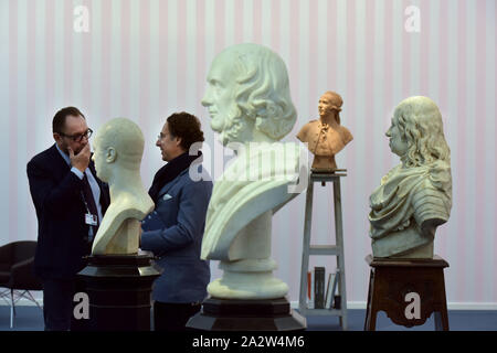 Les membres du public, les amateurs d'art et collectionneurs assister à la journée d'ouverture de la foire d'art frise maîtres dans Regent's Park, Londres, où des galeries à partir d Banque D'Images