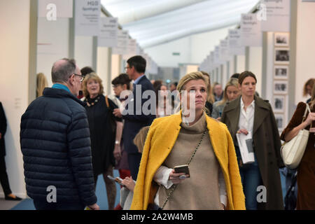 Les membres du public, les amateurs d'art et collectionneurs assister à la journée d'ouverture de la foire d'art frise maîtres dans Regent's Park, Londres, où des galeries à partir d Banque D'Images