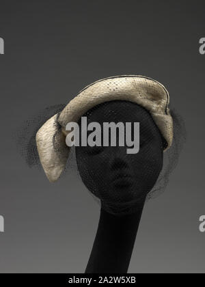 Hat, début des années 1940, la soie, coton, paille, adhésif, 7 x 10 x 9 in., Label : OPE 13-21, Rose, 8. Rue de la paix. Paris, du textile et des arts de la mode Banque D'Images