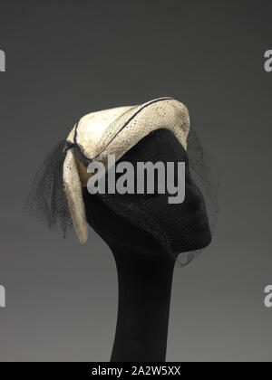 Hat, début des années 1940, la soie, coton, paille, adhésif, 7 x 10 x 9 in., Label : OPE 13-21, Rose, 8. Rue de la paix. Paris, du textile et des arts de la mode Banque D'Images