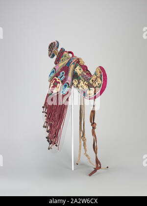 Sabre de cérémonie et la gaine, les gens d'Owo, fin xixe siècle - début du xxe siècle, perles de verre, tissu, ivoire, fer à repasser, environ. L:18 in. (L'épée à gaine), environ L:26 in. (Avec suspensions), l'Art Africain Banque D'Images