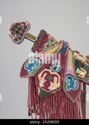 Sabre de cérémonie et la gaine, les gens d'Owo, fin xixe siècle - début du xxe siècle, perles de verre, tissu, ivoire, fer à repasser, environ. L:18 in. (L'épée à gaine), environ L:26 in. (Avec suspensions), l'Art Africain Banque D'Images