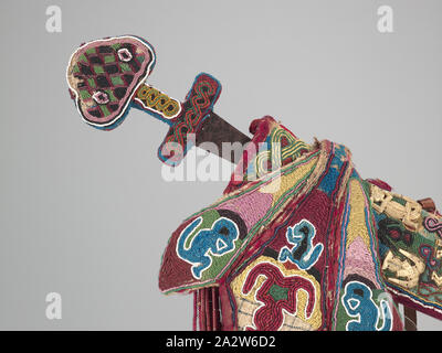 Sabre de cérémonie et la gaine, les gens d'Owo, fin xixe siècle - début du xxe siècle, perles de verre, tissu, ivoire, fer à repasser, environ. L:18 in. (L'épée à gaine), environ L:26 in. (Avec suspensions), l'Art Africain Banque D'Images