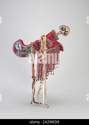 Sabre de cérémonie et la gaine, les gens d'Owo, fin xixe siècle - début du xxe siècle, perles de verre, tissu, ivoire, fer à repasser, environ. L:18 in. (L'épée à gaine), environ L:26 in. (Avec suspensions), l'Art Africain Banque D'Images