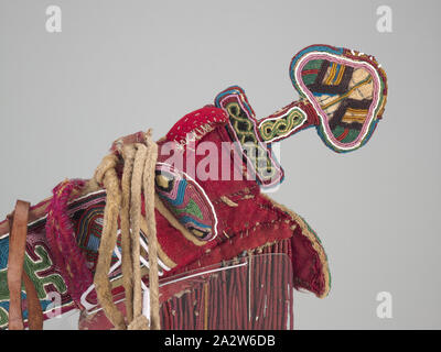 Sabre de cérémonie et la gaine, les gens d'Owo, fin xixe siècle - début du xxe siècle, perles de verre, tissu, ivoire, fer à repasser, environ. L:18 in. (L'épée à gaine), environ L:26 in. (Avec suspensions), l'Art Africain Banque D'Images