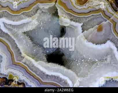 Milieux et de textures : surface de belles pierres décoratives, des cristaux de quartz et d'abstract pattern de fissures, présence de taches de fond naturel, Banque D'Images