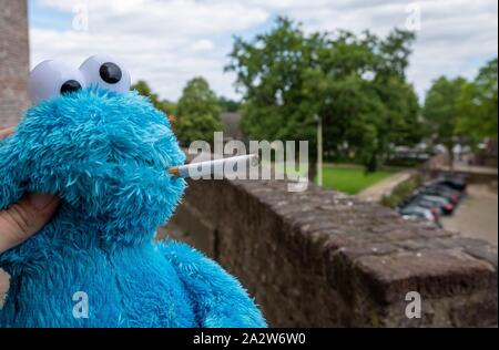 Cookie Monster, un Muppet sur la longue émission de télévision pour enfants Sesame Street, est de fumer une cigarette dans une voiture à Amsterdam, Pays-Bas Banque D'Images