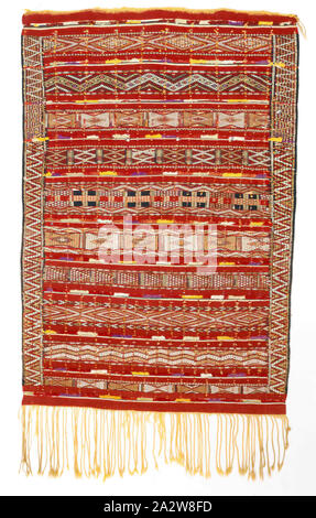 Tapis de selle (rataya), peuple berbère, fin du xixe siècle - début du xxe siècle, la laine, soie, coton, paillettes, de 62-1/2 x 37 po., 158,8 x 94,0 cm. avec fringe, du textile et des arts de la mode Banque D'Images