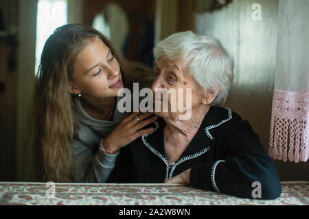 Jolie petite fille avec sa vieille grand-mère. Banque D'Images