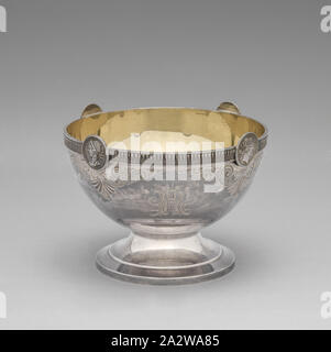 Slop bowl pour le motif médaillon d'un plateau/bouilloire, service de George Wilkinson, Designer (American, 1819-1894), Britannique de naissance, Gorham Manufacturing Company, Division de l'argent, fabricant (américain), J. E. Caldwell & Co., Philadelphie, détaillant (américain), 1864-1867, argent, 4 x 5-1/2 x 5-1/2 in., inscrit, côté : [HR] monogramme, impressionné, dessous : J. E. CALDWELL & Co., [lion passant faisant face à droite, anchor, Gothique G], 211, Arts décoratifs Banque D'Images